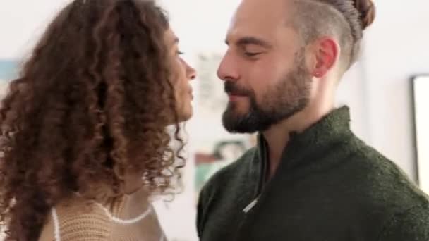 Casal Jovem Dança Sorriso Para Amor Cuidado Relacionamento Divertido Juntos — Vídeo de Stock