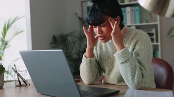 Dor Cabeça Estresse Burnout Para Mulher Com Laptop Ansiedade Sobre — Vídeo de Stock