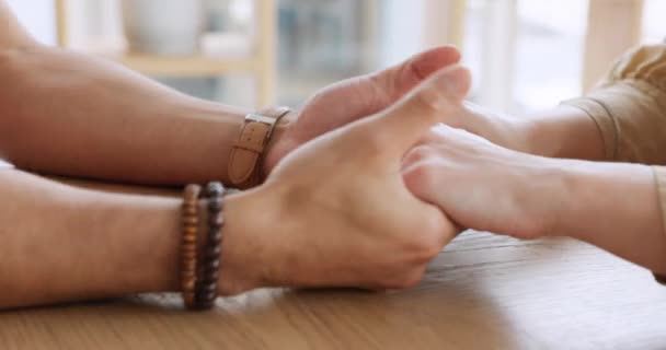 Stöd Omsorg Och Par Som Håller Hand Ett Bord För — Stockvideo