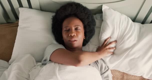 Frustrujące Przykrycie Twarz Poduszką Czarna Kobieta Sypialni Budzi Się Zmęczona — Wideo stockowe