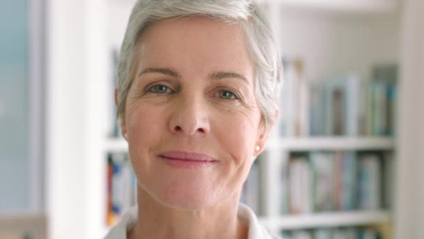 Bonne Femme Âgée Visage Sourire Maison Dans Bonheur Joyeux Pour — Video