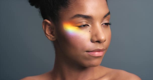 Arco Iris Prisma Luz Cara Mujer Negra Para Brillo Belleza — Vídeos de Stock