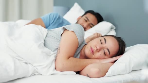 Kærlighed Morgen Par Vågner Seng Sammen Deres Komfortable Soveværelse Derhjemme – Stock-video