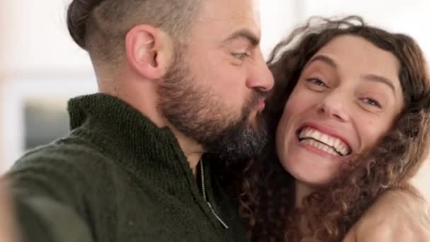 Ευτυχισμένο Ζευγάρι Selfie Πρόσωπο Φιλί Αστείο Μαζί Και Κωμικό Γέλιο — Αρχείο Βίντεο