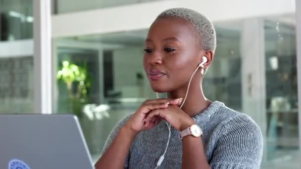 グローバルネットワーキング企業でのPpt提案に関するフィードバックと仮想会議会議でのオフィス ビデオ通話やビジネス女性 ワークショップ セミナー またはウェビナーで話す黒人女性 — ストック動画