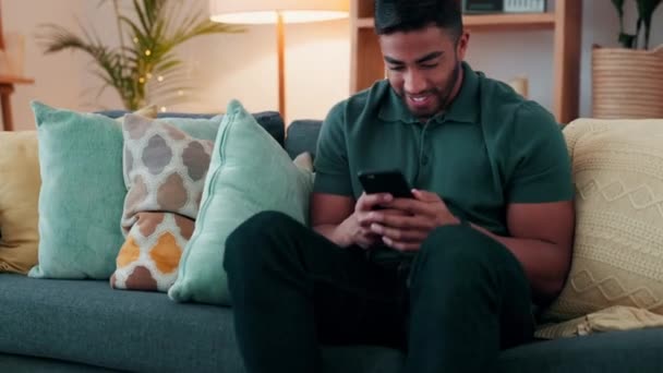 Homem Rindo Mídia Social Ganhando Jogos Telefone Celular Salão Sofá — Vídeo de Stock
