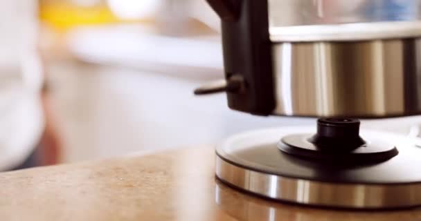 Ręce Włączyć Czajnik Urządzenia Kuchenne Bojler Gotowania Żywności Herbaty Kawy — Wideo stockowe