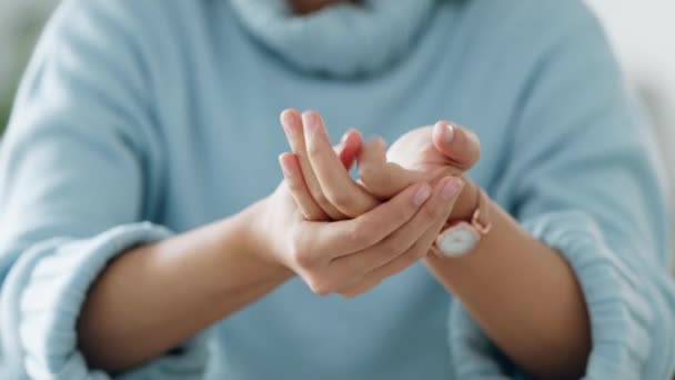 관절염 여성의 손가락 손가락이 으스러졌습니다 스트레스 사람의 스트레칭 관절통 골다공증 — 비디오