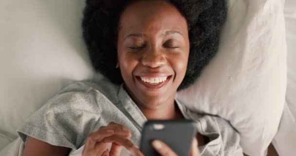 Flicka Sängen Med Smartphone Läser Roligt Budskap Sociala Medier App — Stockvideo