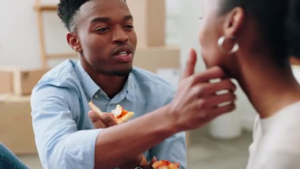 新的房子 盒子和夫妇与比萨饼一起吃饭与爱 照顾和幸福的房地产 搬家的黑人在家里的客厅里吃着快餐奶酪午餐 — 图库视频影像