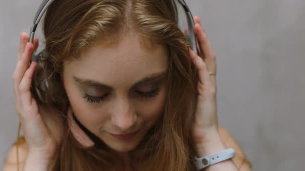 Müzik Akışı Web Radyosu Dinlenmek Için Kulaklıkla Ses Dinleyen Kadın — Stok video