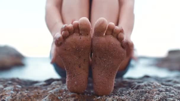 Χαλαρώστε Πόδια Και Γυναίκα Ξυπόλητη Στην Άμμο Βρωμιά Ενώ Απολαμβάνετε — Αρχείο Βίντεο