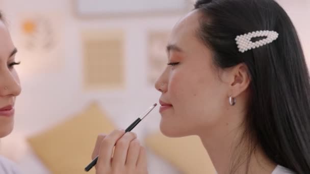 Güzellik Düğün Makyajla Gelin Nedime Kaynaşıyor Gülüyor Özel Bir Etkinliğe — Stok video