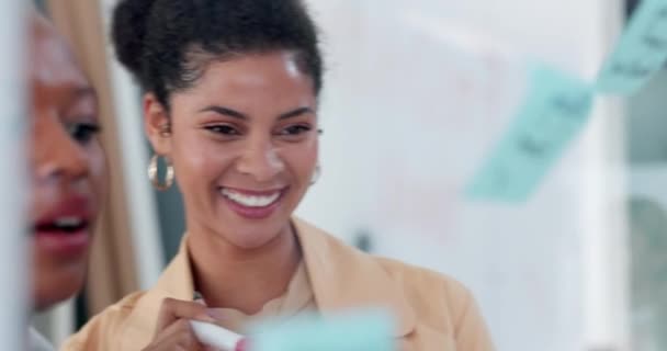 Gespräche Notizen Und Geschäftsfrauen Die Bord Für Brainstorming Strategie Oder — Stockvideo