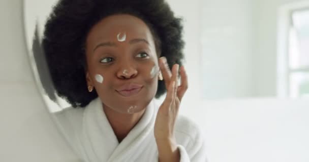 Protector Solar Facial Crema Mujer Negra Espejo Baño Para Cosméticos — Vídeos de Stock