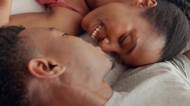 Любов Ліжко Пара Цілуються Спілкуються Спальні Розмовляючи Грайливі Інтимні Дотик — стокове відео