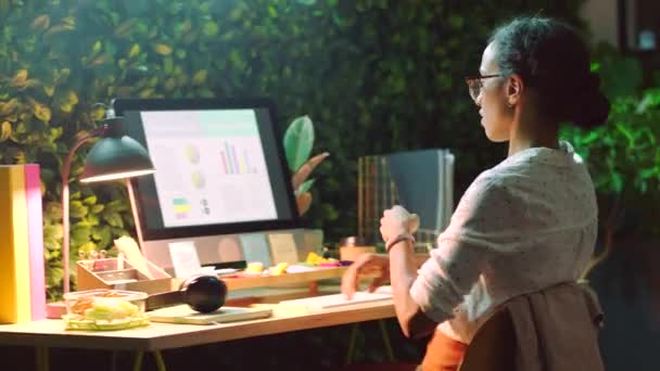 Détendez Vous Femme Entreprise Étirement Bureau Ordinateur Bureau Pour Anxiété — Video