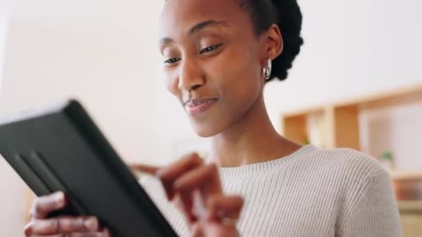 Tablette Médias Sociaux Mème Avec Une Femme Noire Riant Tout — Video