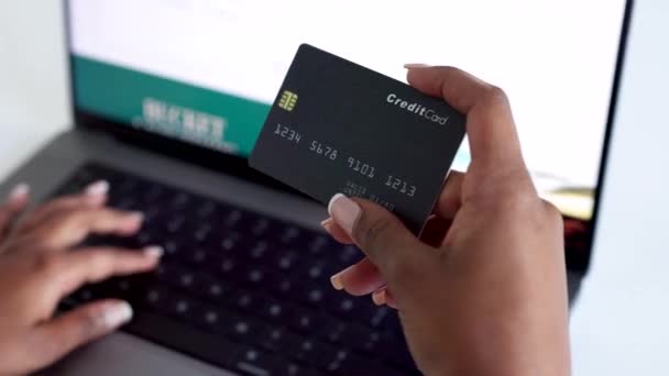 Handel Kreditkort Och Skriva Bärbar Dator När Gör Online Shopping — Stockvideo