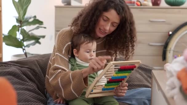 Mutter Baby Und Kind Lernen Einem Haus Zahlen Auf Einem — Stockvideo