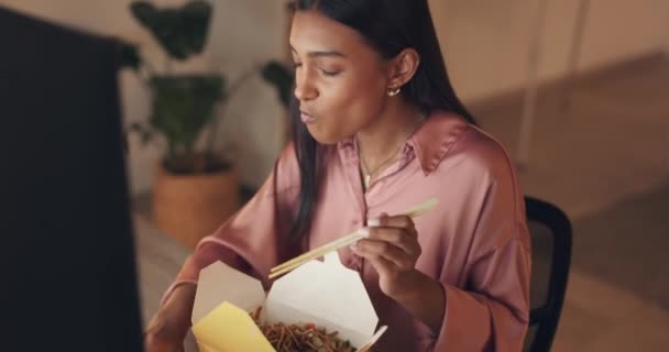 Noite Mulher Negócios Comer Macarrão Fast Food Planejamento Computador Estratégia — Vídeo de Stock