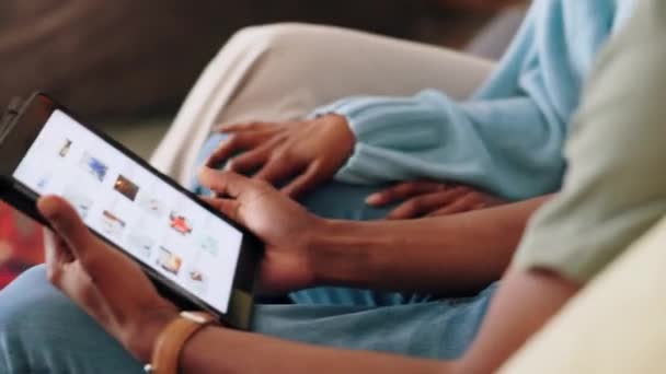 Μαύρο Ζευγάρι Tablet Και Online Ψώνια Στο Σαλόνι Του Σπιτιού — Αρχείο Βίντεο