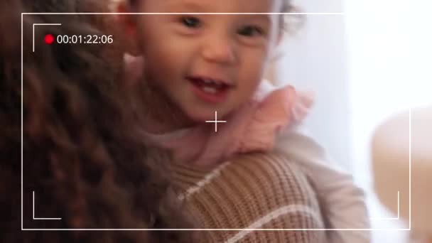 Сімейний Відеозапис Матері Дитини Посміхається Сміється Розважається Їхньому Будинку Грайлива — стокове відео