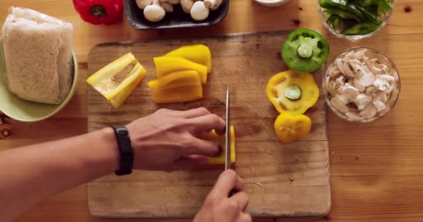 Руки Шеф Повара Приготовление Пищи Ножа Человеком Режут Овощи Готовить — стоковое видео