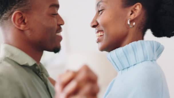 Amor Casal Feliz Dançando Com Beijo Juntos Casa Para Celebração — Vídeo de Stock