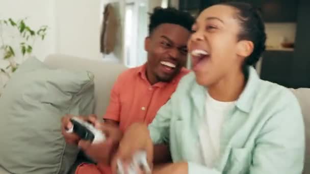 Casal Negro Videogame Jogos Animados Sala Estar Para Divertir Relaxar — Vídeo de Stock