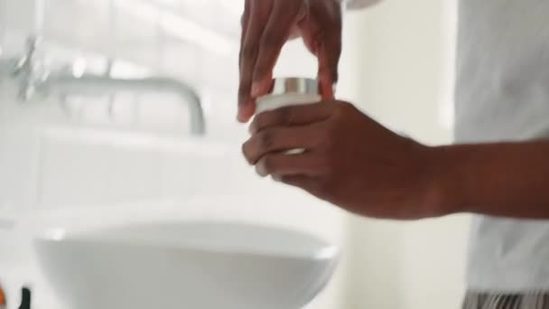 在家庭浴室的早晨常规活动中 为使用Spf 防晒霜或保湿霜的男性提供皮肤护理 体液和护肤保护 卫生和美容治疗期间的男性包扎 — 图库视频影像