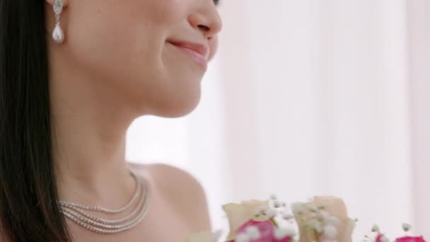 결혼식을 아시아의 신부에게 꽃다발 보석류로 미소를 흥분되고 표정을 여자는 결혼식 — 비디오