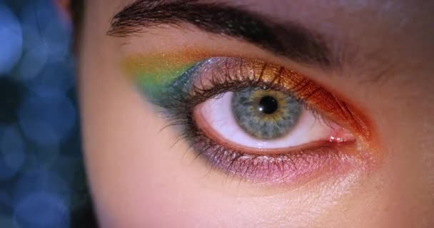 Weibliche Augen Mit Regenbogenfest Make Intensiv Leuchtenden Farben Auf Dem — Stockvideo
