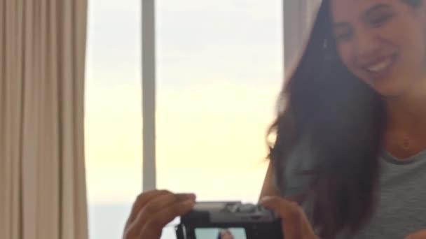 디지털 여자가 친구를 카메라 포즈를 취하는 관계를 누리며 귀여운 사진들 — 비디오