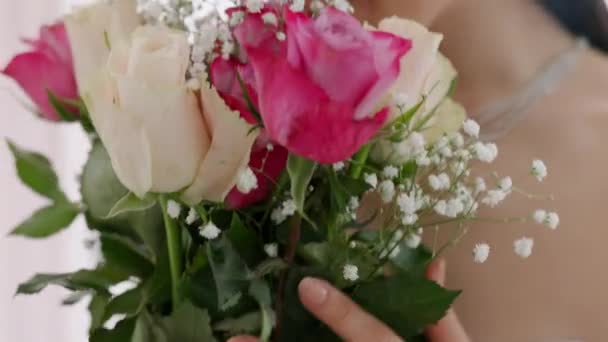 結婚式のドレス レセプションやお祝いで花と幸せ 笑顔とアジアの花嫁 幸せと結婚式の日にピンクと白の花束を嗅ぐ喜び 興奮し 緊張した花嫁 — ストック動画