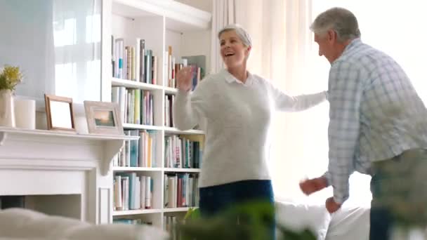 Energisk Glad Gammel Par Danse Hjemmet Sammen Nyder Pensionering Musik – Stock-video