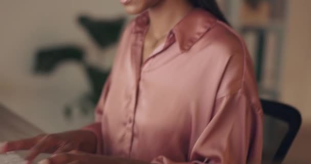 Mujer Negocios Escribiendo Trabajando Computadora Foco Para Cumplir Con Fecha — Vídeos de Stock