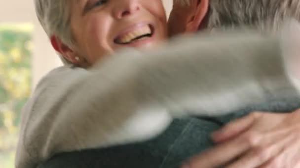 Láska Pár Tvář Starší Ženou Objímající Muže Sebe Doma Vzrušující — Stock video