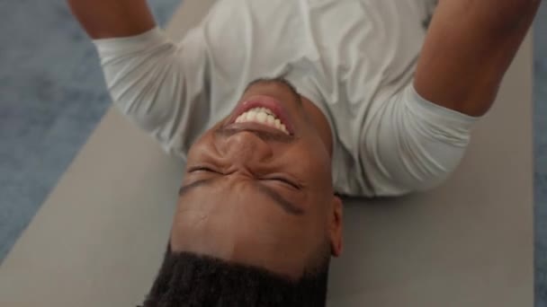 健身夫妇 瑜伽和运动的同时笑和在家庭锻炼健康 健康和健康的乐趣 衣衫褴褛快乐的黑人男人平衡提起愚蠢的女人伴侣寻求支持 — 图库视频影像
