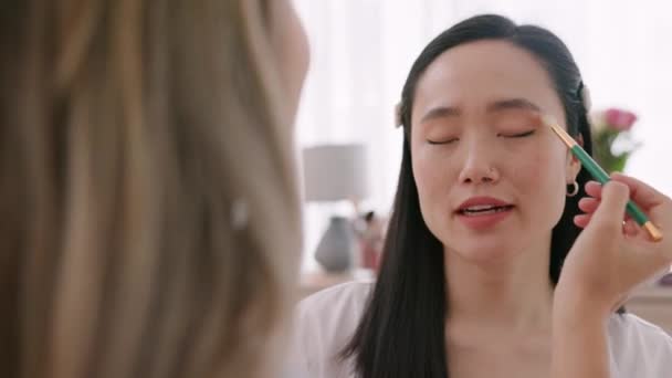 Maquilleuse Cosmétique Beauté Femme Asiatique Parlant Relooking Tout Appliquant Fard — Video