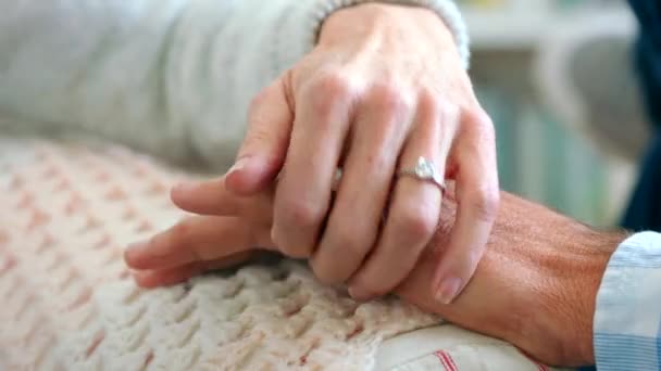 Одружена Пара Тримає Руки Або Підтримує Шлюбну Терапію Консультування Питань — стокове відео