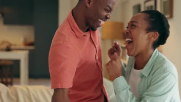 Czarna Para Taniec Szczęśliwa Muzyka Miłość Mieszkaniu Uśmiech Podczas Nauki — Wideo stockowe