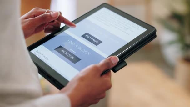 Eller Dijital Tablet Hakkında Blog Yazacak Kadın Ekrandan Online Makale — Stok video