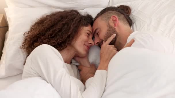 Cama Pareja Amor Dormir Feliz Dormitorio Juntos Mañana Sonrisa Para — Vídeos de Stock