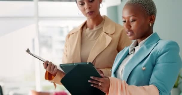 Zwarte Vrouw Mode Industrie Tablet Ontwerper Praten Commerce Winkel Met — Stockvideo