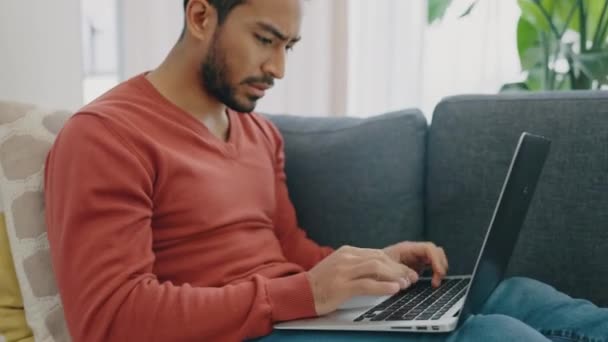 Stressz Frusztrált Férfi Gépel Egy Laptopon Miközben Egy Kanapén Pihen — Stock videók