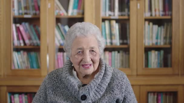 Senior Biblioteca Anciana Con Una Sonrisa Feliz Lista Para Empezar — Vídeo de stock