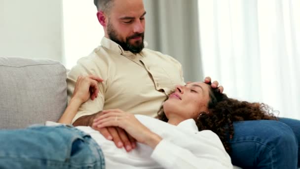 Relaks Komfort Zacieśnianie Więzi Małżeńskich Kanapie Dotykanie Cieszenie Się Czasem — Wideo stockowe