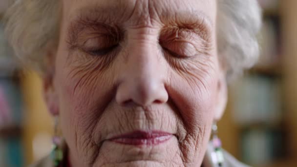 Retrato Anciana Feliz Mujer Sonríe Relájate Una Biblioteca Con Libros — Vídeos de Stock
