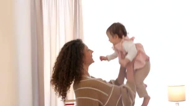 Feliz Madre Lanzando Bebé Emocionado Aire Mientras Juega Dormitorio Con — Vídeo de stock